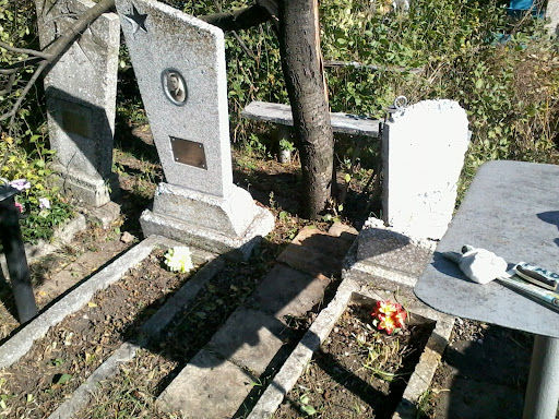 ​"Неужели "армии ДНР" мало платят?" – жители оккупированной Макеевки выложили кадры мародерства на кладбищах