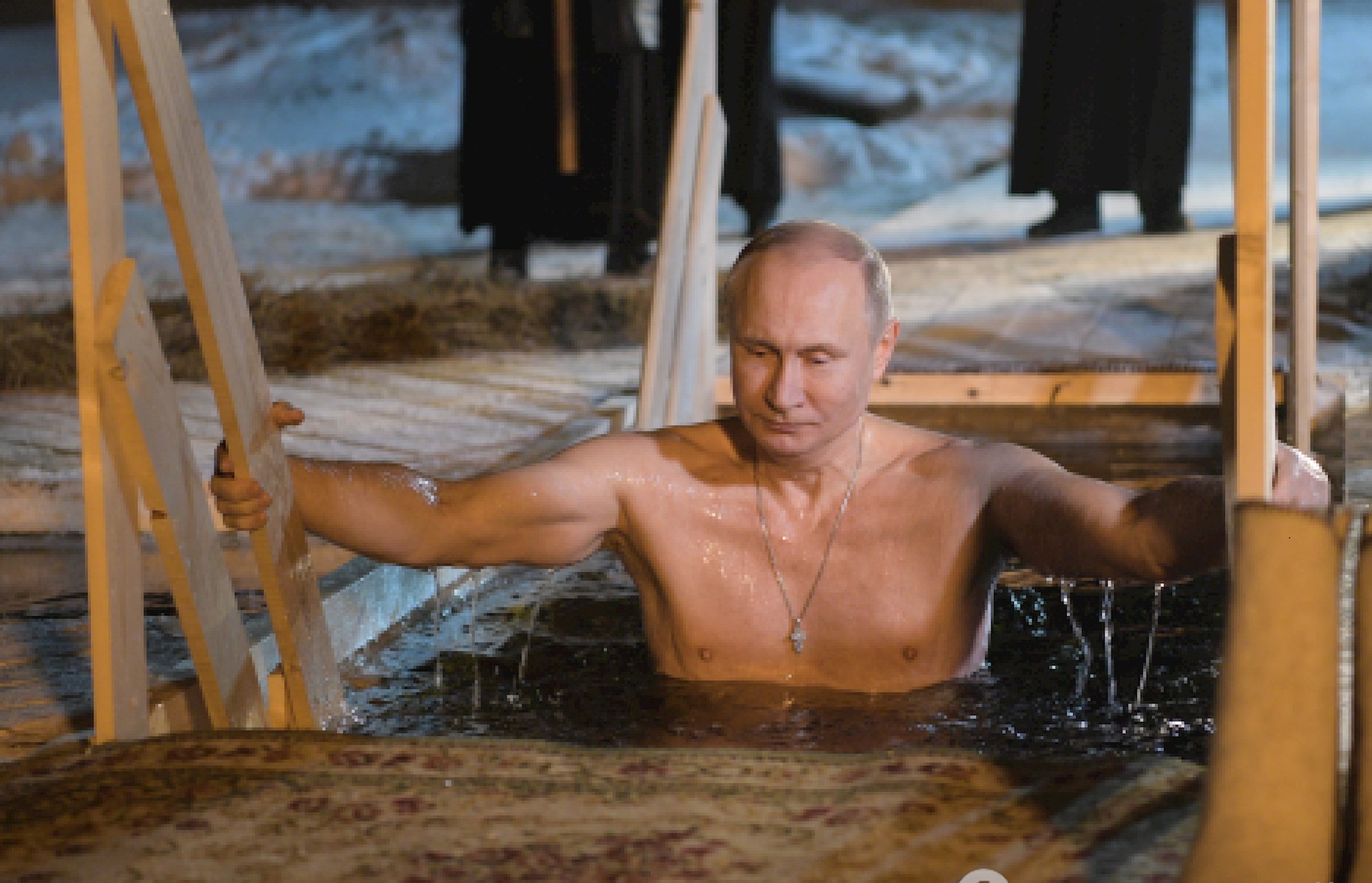 Видео купания Путина в проруби вызвало возмущение россиян в Интернете: соцсети заметили на видео подозрительную деталь - кадры