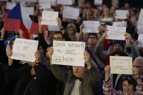 В Праге местные активисты "штурмуют" резиденцию Земана: чехи решили "наказать" президента за его скандальные высказывания в адрес Украины - кадры