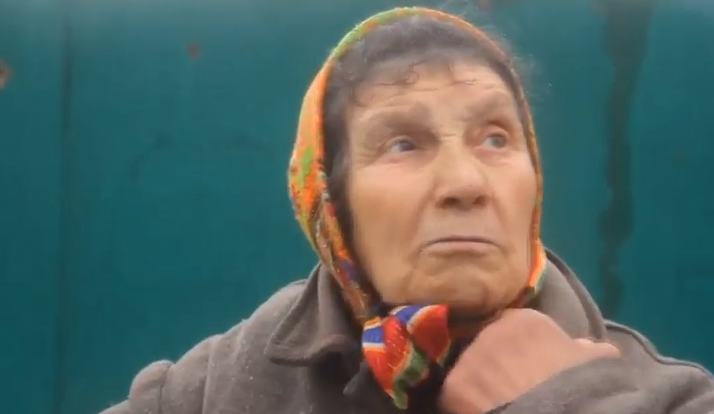 Бабушка из Еленовки об ужасах пережитого обстрела: 'Cтрашно было выходить. У соседа с крыши человеческие останки снимали' 