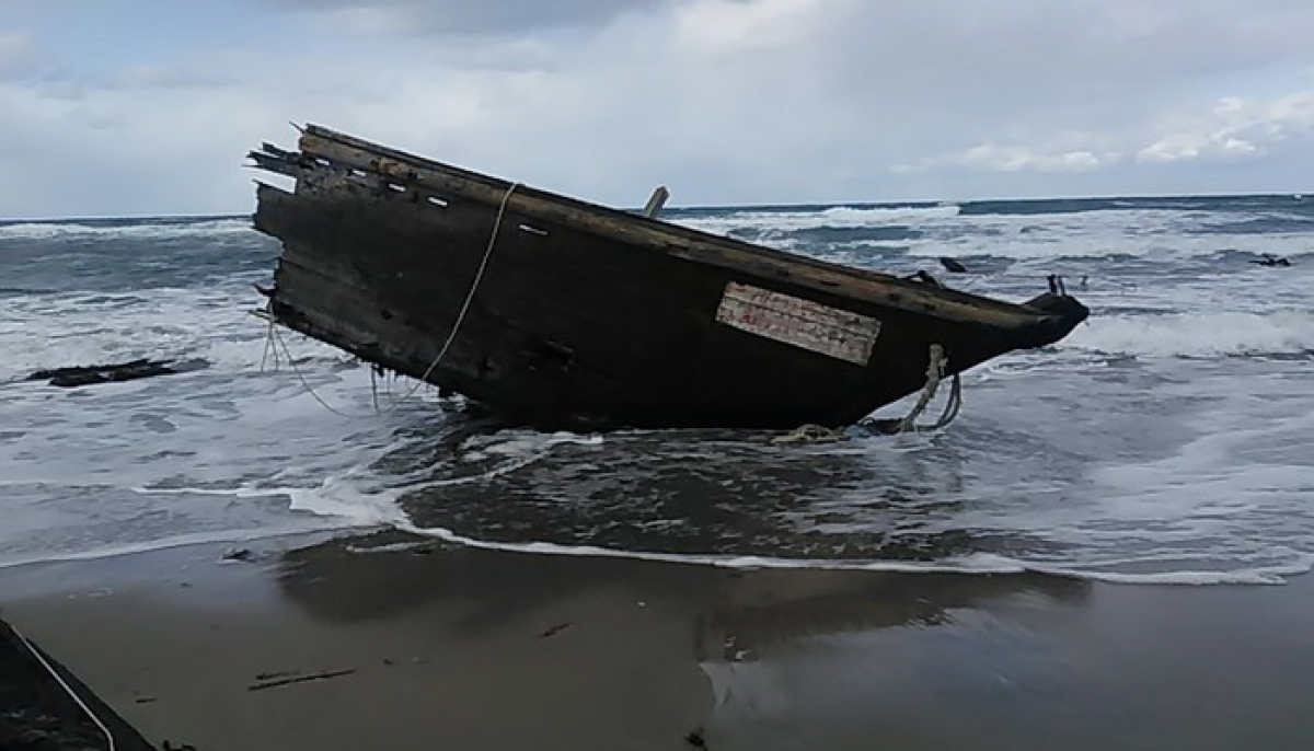 "Лодка-призрак" с человеческими останками, похожая на пиратский корабль 17 века, напугала жителей Японии