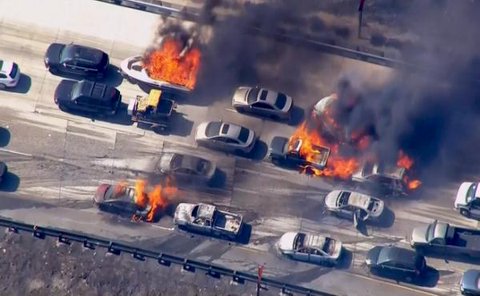 Пожар в Калифорнии: на трассе горят машины с людьми 
