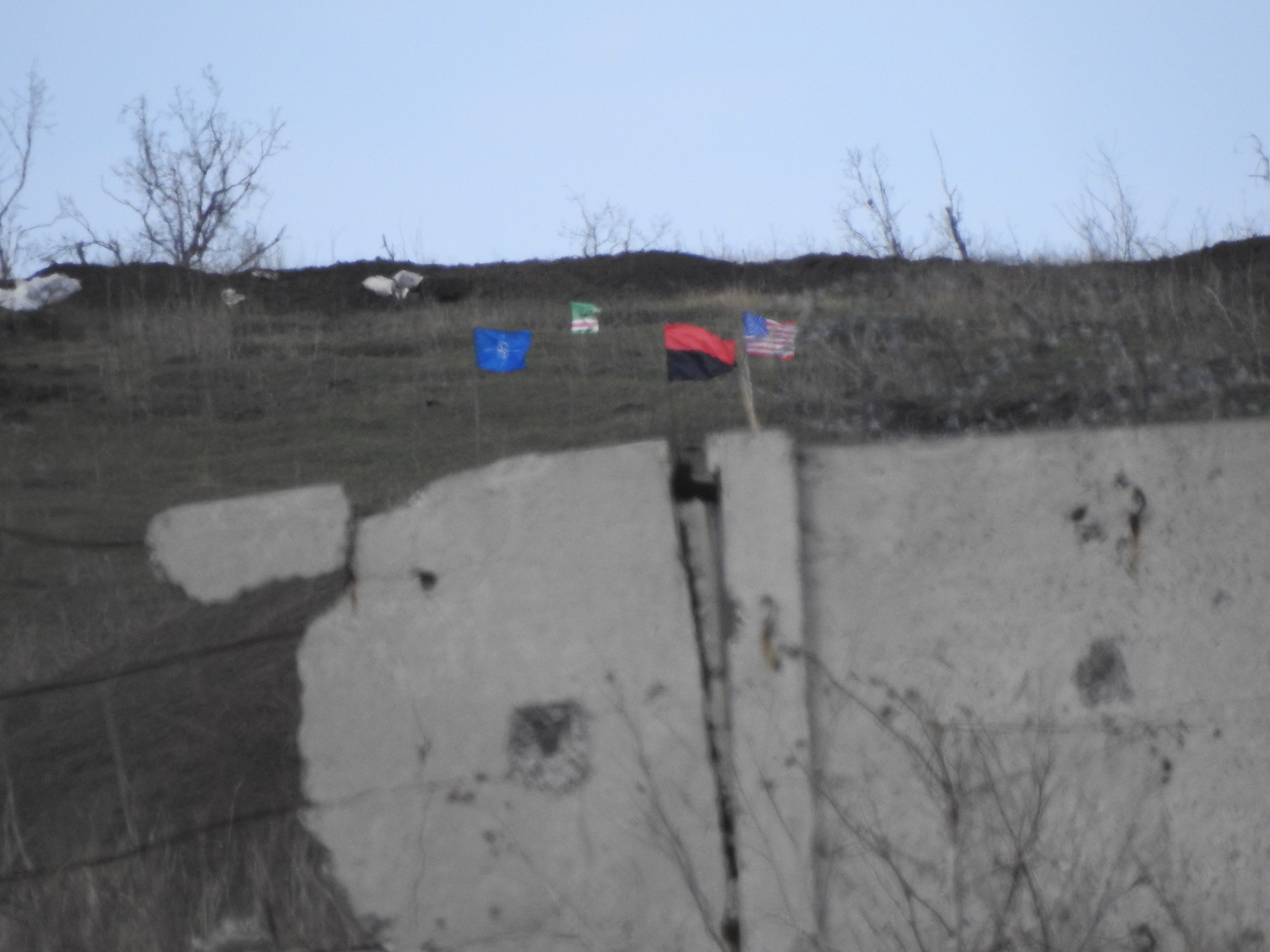 Боевики "ДНР" в панике: возле взлетной полосы аэропорта оккупированного Донецка появились флаги "Правого сектора" и НАТО. Кадры, вызвавшие ажиотаж у террористов