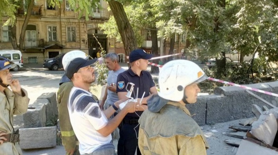 Под завалами рухнувшего "Масонского дома" в Одессе могут быть люди. Спасатели проводят разбор обрушений