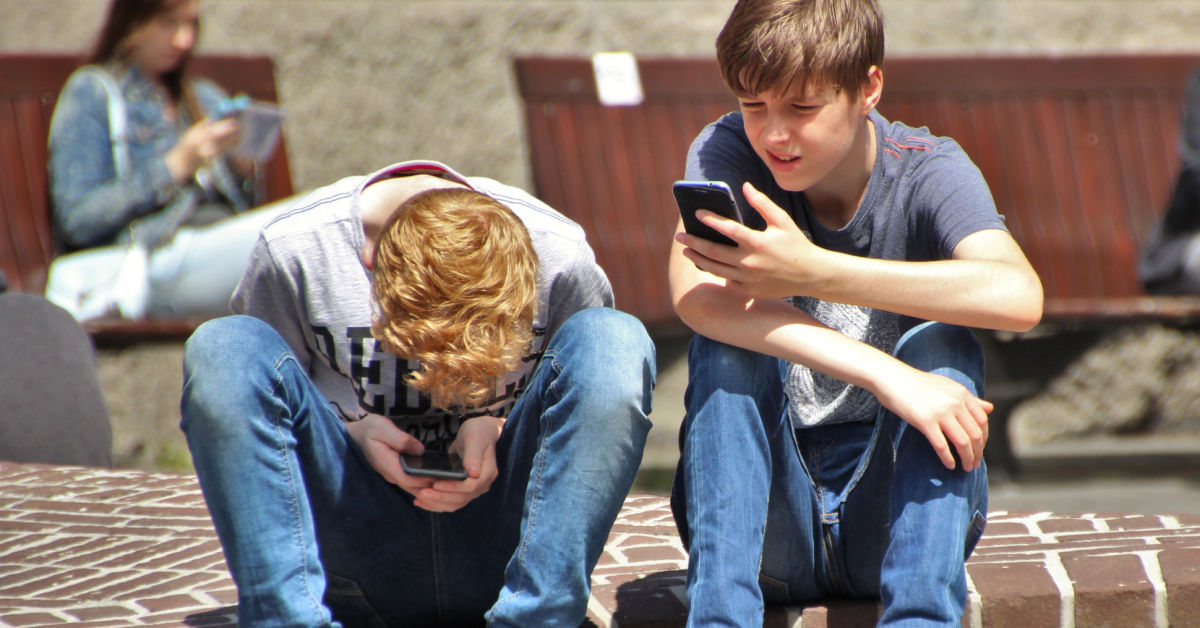 Подросток и гаджет: сколько времени ребенок может проводить в телефоне