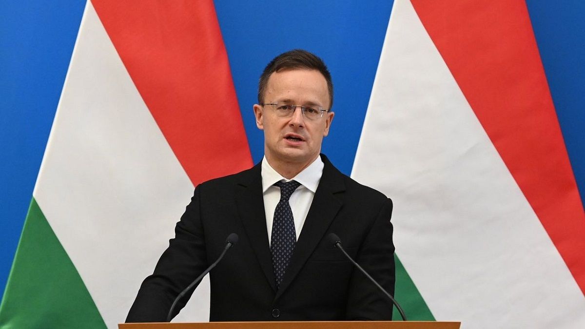 Глава венгерского МИД Сийярто внезапно пропал после поражения Орбана