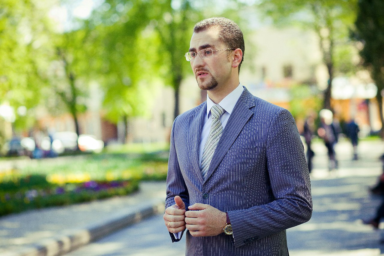 Дмитрий Романюк, бросивший яйцо в Януковича, стал топ-чиновником "Укрзалiзницi"