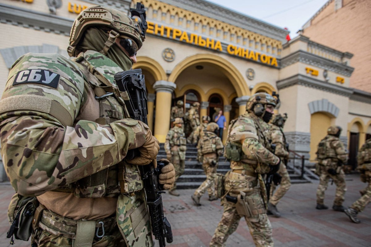 ​Вооруженный "до зубов" спецназ СБУ освобождал "заложников" из синагоги в центре Киева - первые кадры