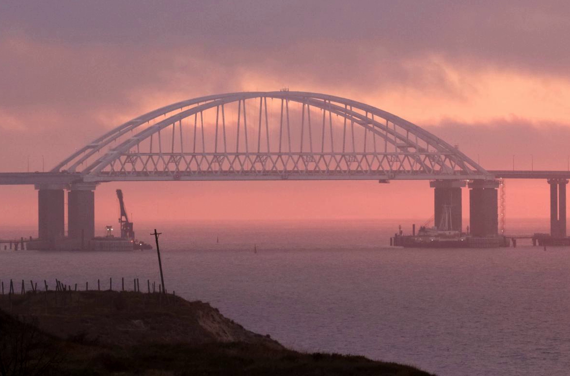 ​Долго не простоит: Кремль внезапно отменил электрификацию Крымского моста