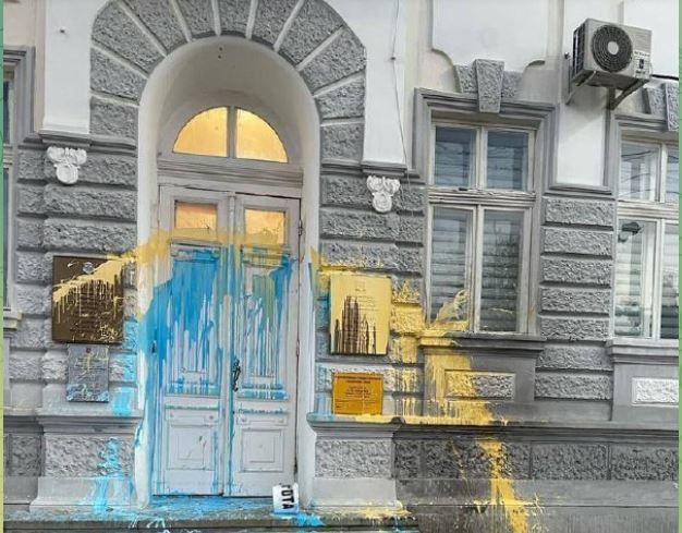 ​Оккупационная администрация Евпатории в Крыму раскрашена в цвета украинского флага