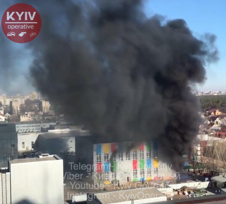 В Киеве произошел масштабный пожар в бизнес-центре: есть пострадавшие - кадры
