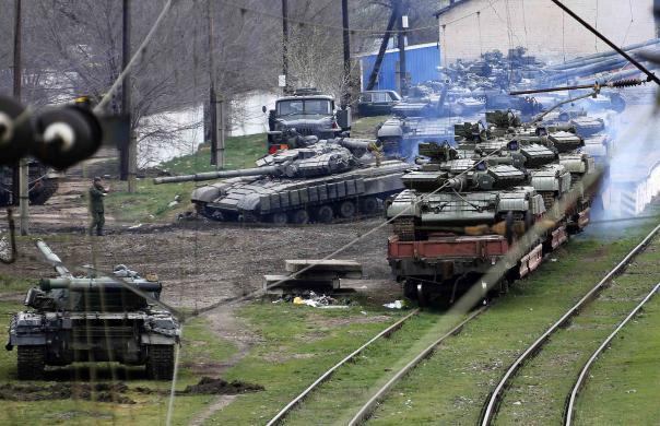 В НАТО заявили, что Россия продолжает переброску техники и войск в Донбасс