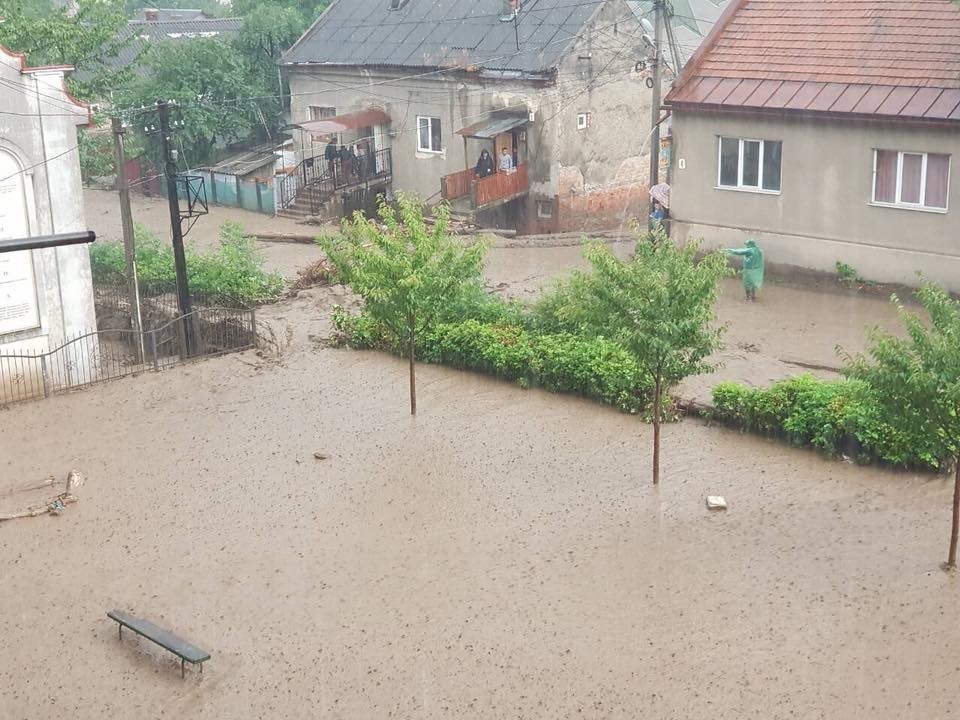 После мощного ливня целый город на Закарпатье "ушел под воду": очевидцы показали кадры масштабного потопа