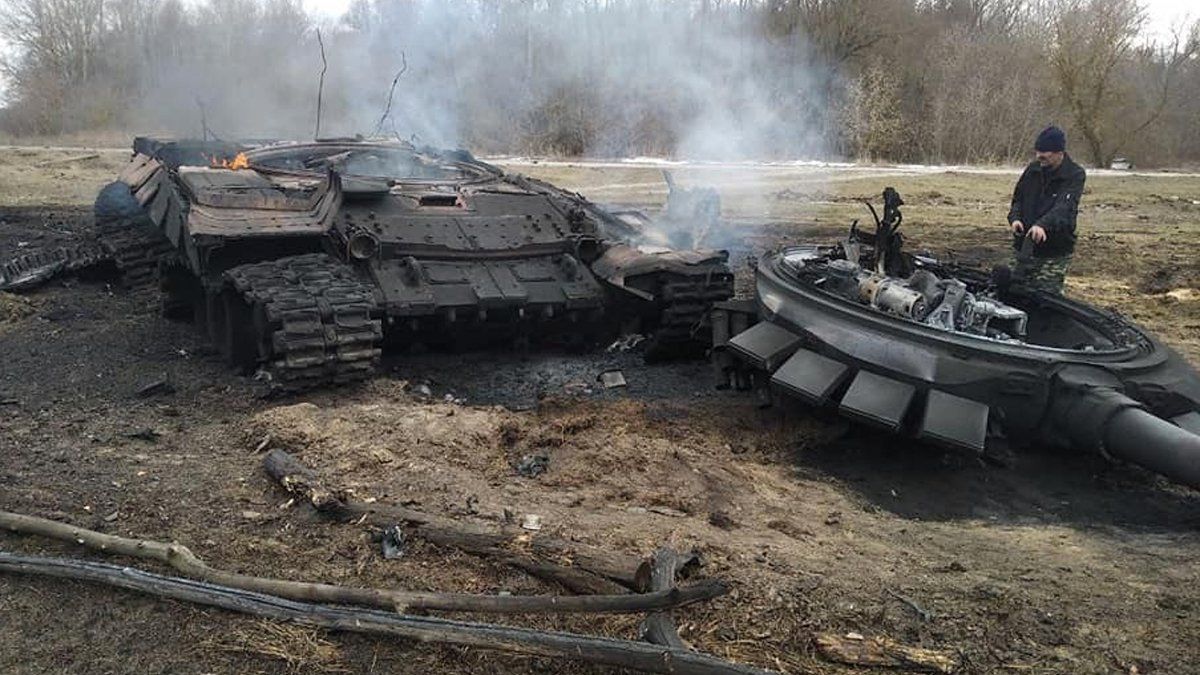 ВСУ под Харьковом уничтожили российский танк: бомба взорвалась при попытке россиян сбежать