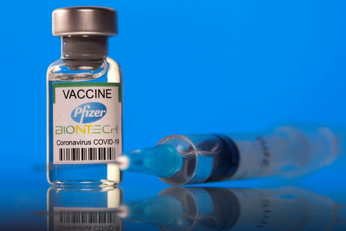 ​В Киеве чиновников будут прививать от COVID-19 вакциной Pfizer - общественность заявила о "дискриминации"