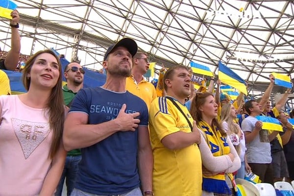 Стадион подхватил украинский гимн на матче против польской сборной: Порошенко подпевал с национальной символикой в руках