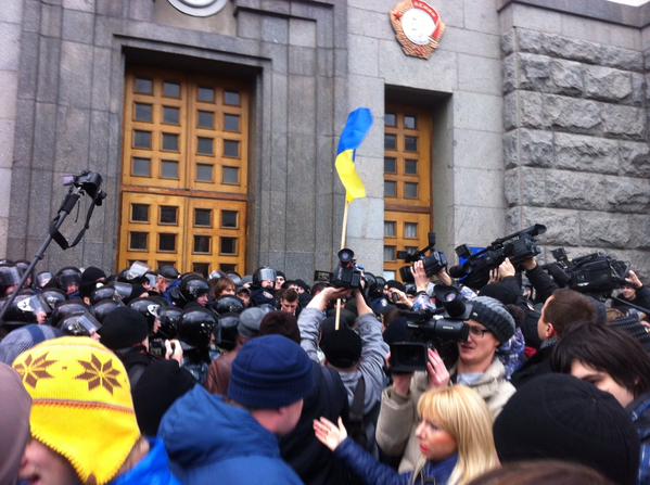 В Харькове под зданием горсовета начались массовые стычки активистов с милицией