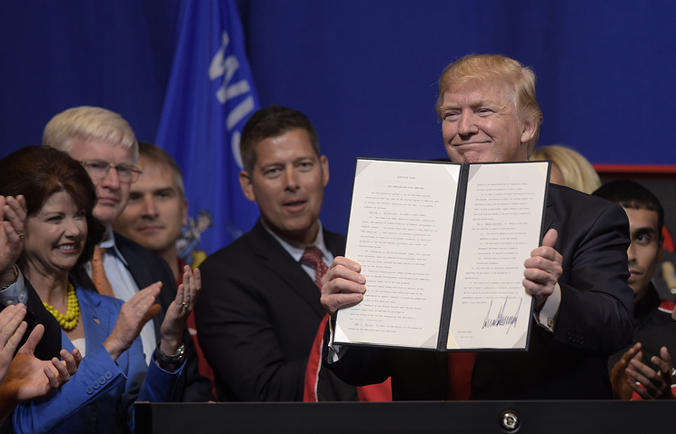 "Покупай американское и нанимай американцев": Трамп подписал важный протекционистский указ, который изменит визовую политику США и торговые отношения