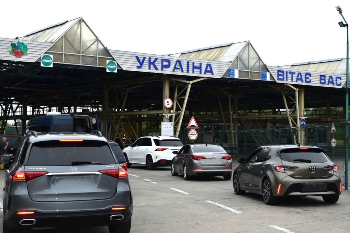 ​Украинские женщины смогут выезжать за границу без ограничений и без исключений