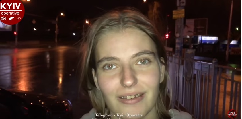 "Мой муж убил 2-летнего ребенка, его забрали в СИЗО, а я не хочу жить", - в Киеве неадекватная женщина бросалась под колеса машины, - кадры 