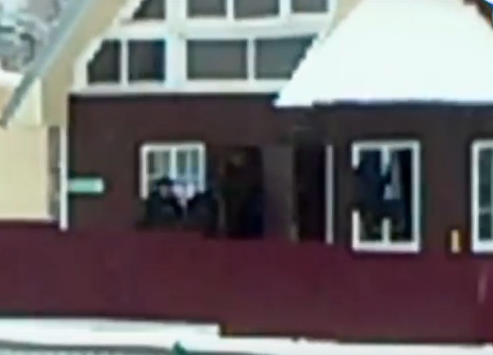 В Интернете появилась видеозапись штурма дома в Псковской области с вооруженными подростками-самоубийцами, ранее стрелявшими по полицейским