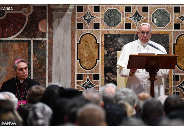 Папа Римский обеспокоен сложной гуманитарной ситуацией на Донбассе