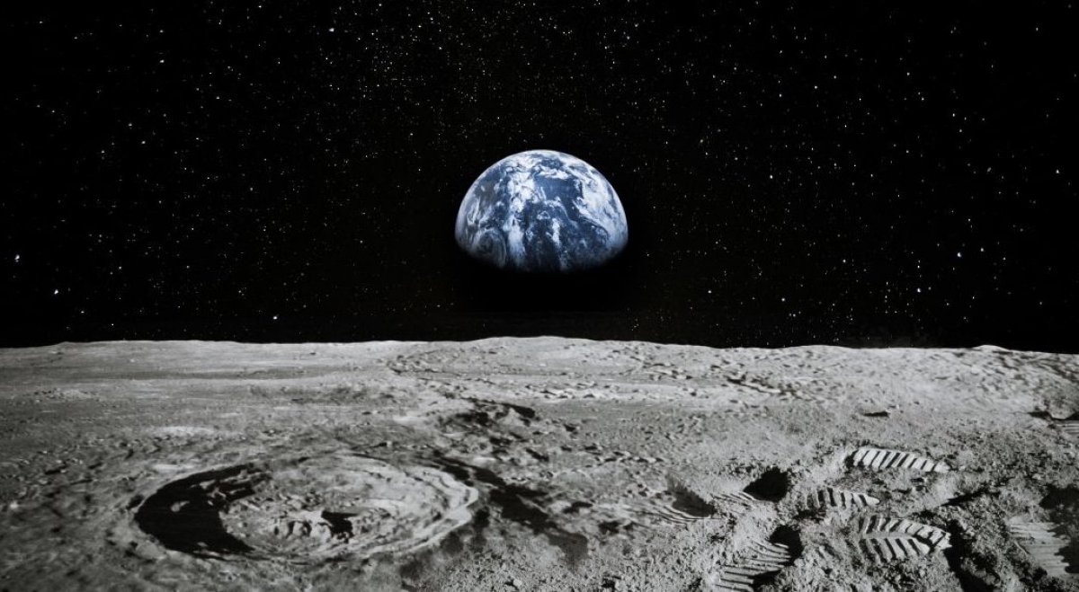 Ученые NASA нашли воду на солнечной стороне Луны 
