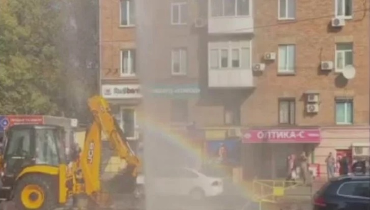 Гигантский "радужный фонтан": в Киеве сквозь асфальт прорвалась очередная мощная струя воды – кадры