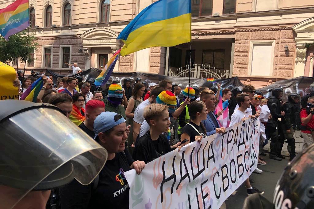 ​Мужчина бросился на политика Германии Хармс на Марше равенства в Киеве: 9 человек арестованы - кадры