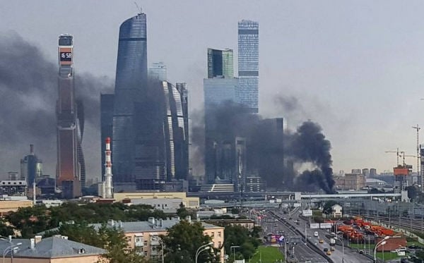 ​В "Москва-сити" переполох: элитные небоскребы российской столицы заволокло черным дымом - кадры