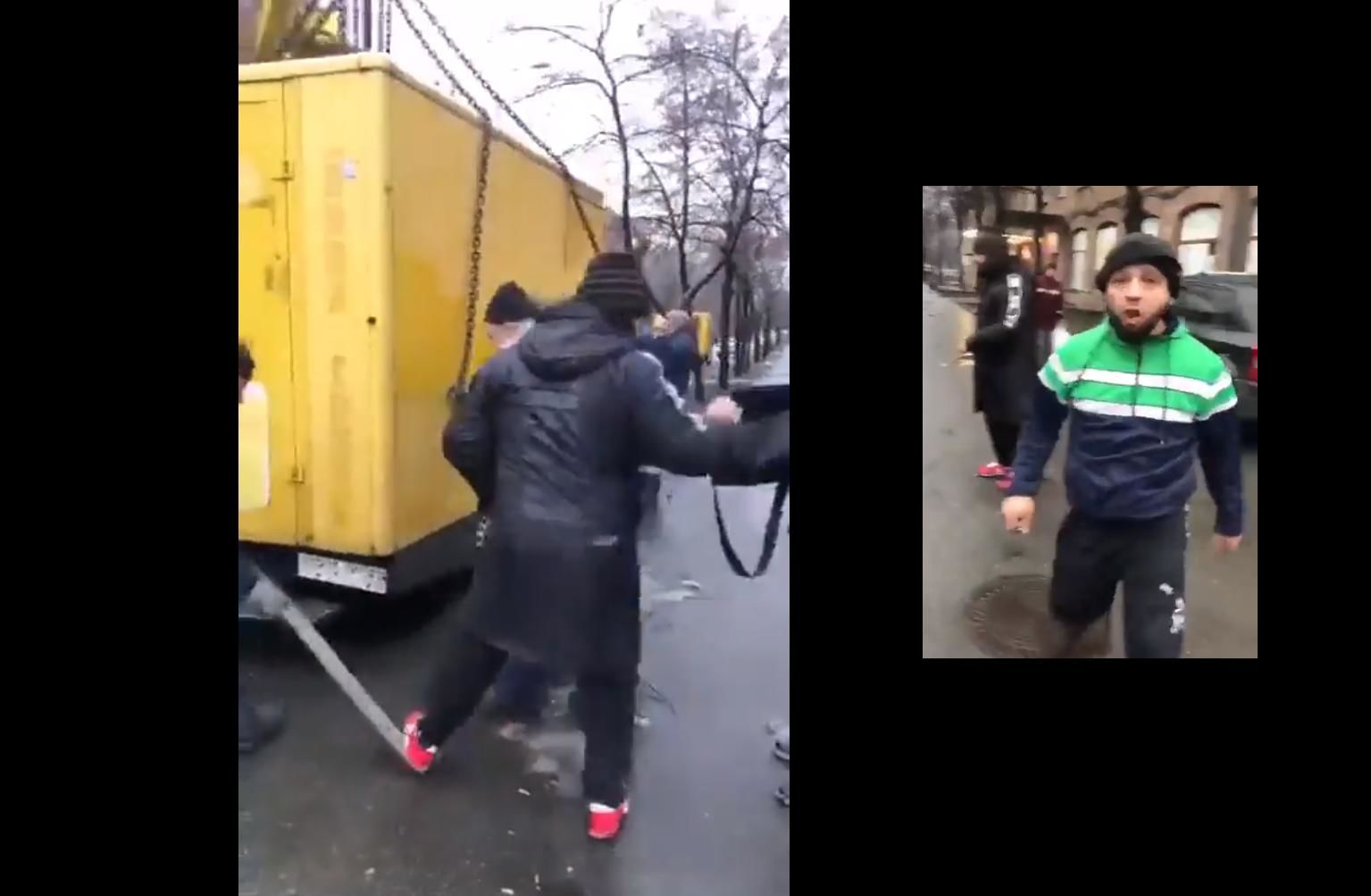 В Киеве коммунальщиков во время демонтажа киоска с шаурмой избили его владельцы с ножами
