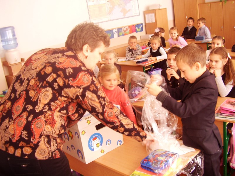 Киевские школьники ко Дню Святого Николая передали подарки бойцам АТО