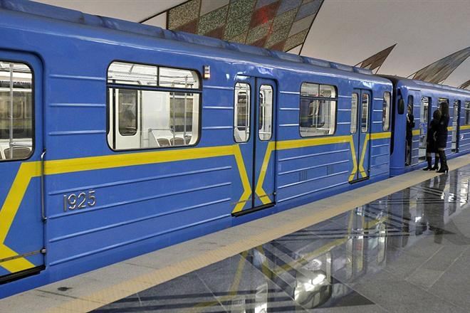 СМИ: беженец из Луганска, бросившийся с женой под метро, скончался в одной из больниц Киева