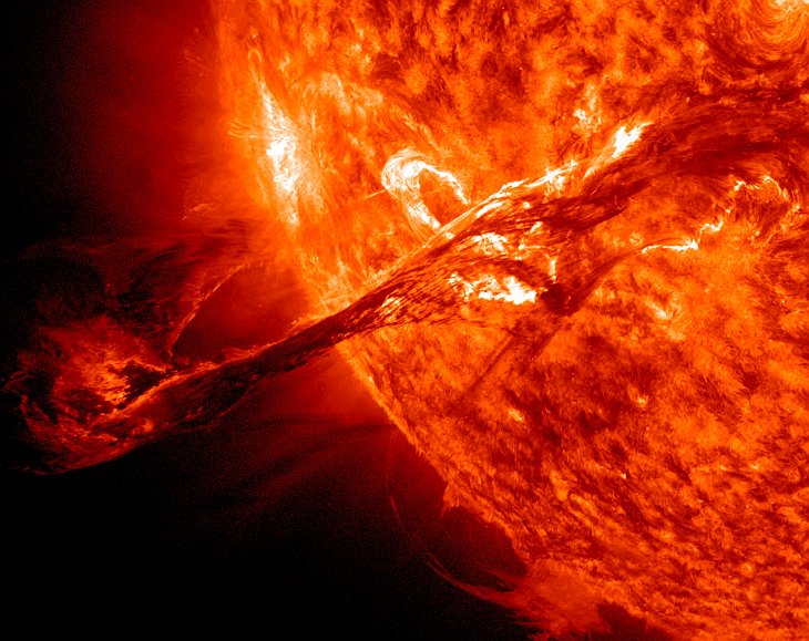 Мощная вспышка на Солнце: ученые прогнозируют развитие ситуации