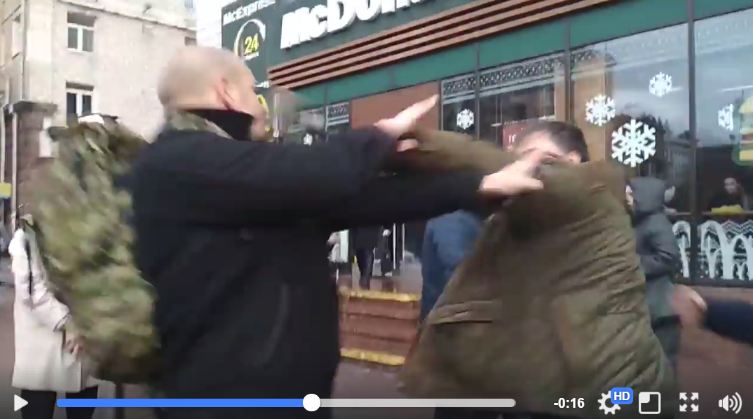 Появилось полное видео избиения Коцабы в центре Киева: стало известно, за что ветеран АТО ударил одиозного журналиста мураевского канала NewsOne - кадры