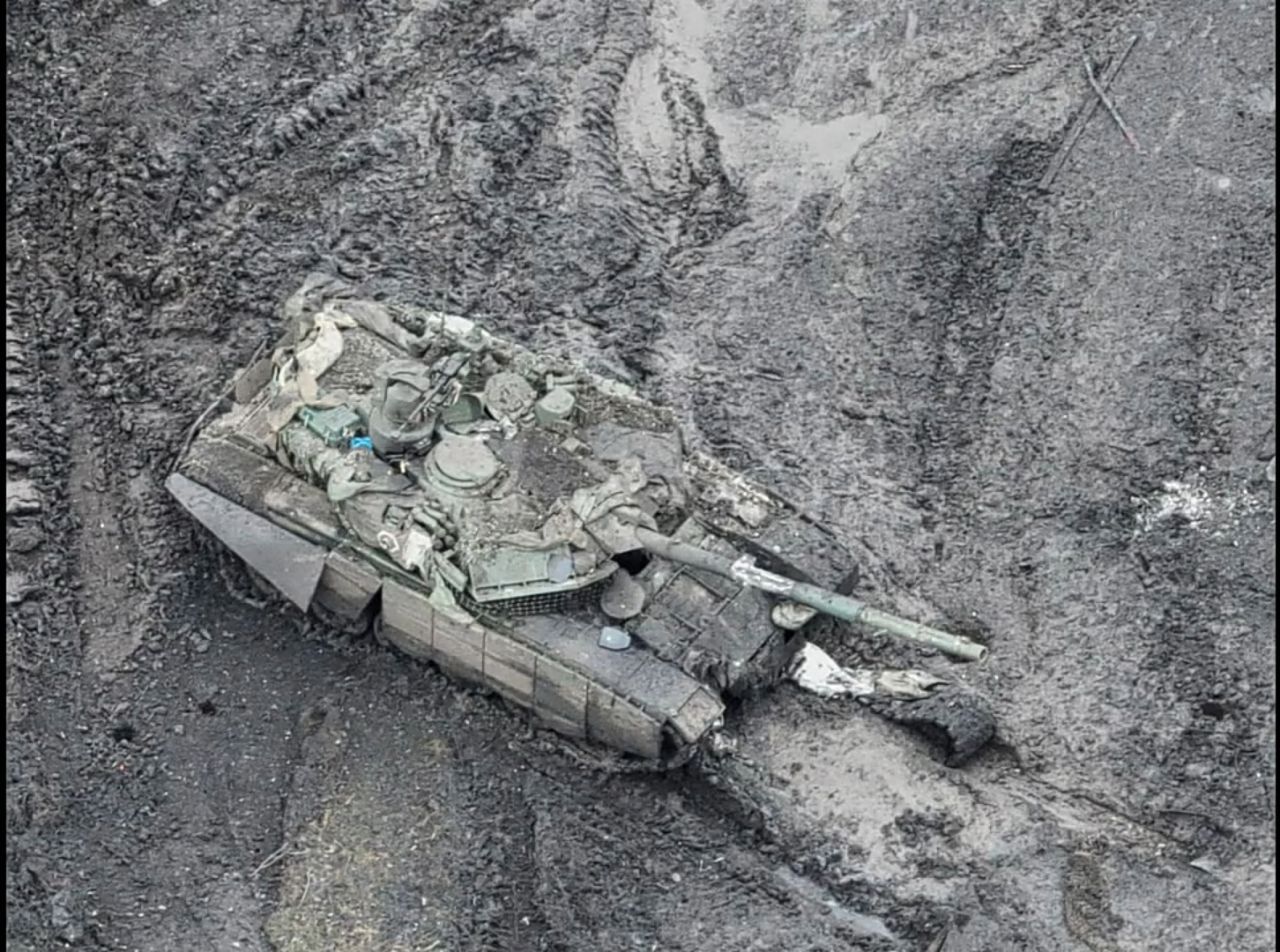 Украинский БПЛА оторвал башню на новом российском танке - видео