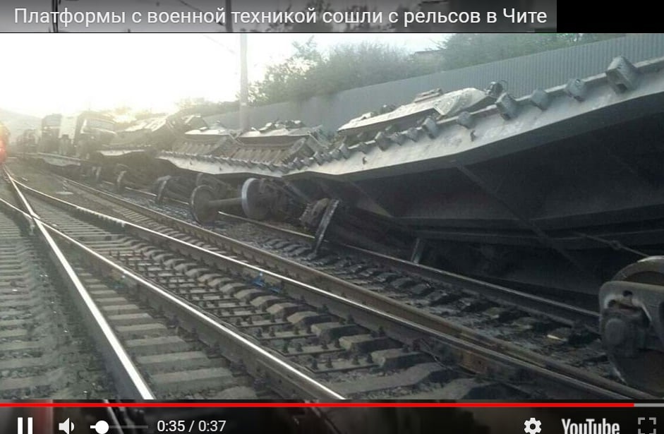 Крушение военного эшелона с бронетехникой в России: очевидцы опубликовали первое видео перевернутых БМП и платформ - кадры