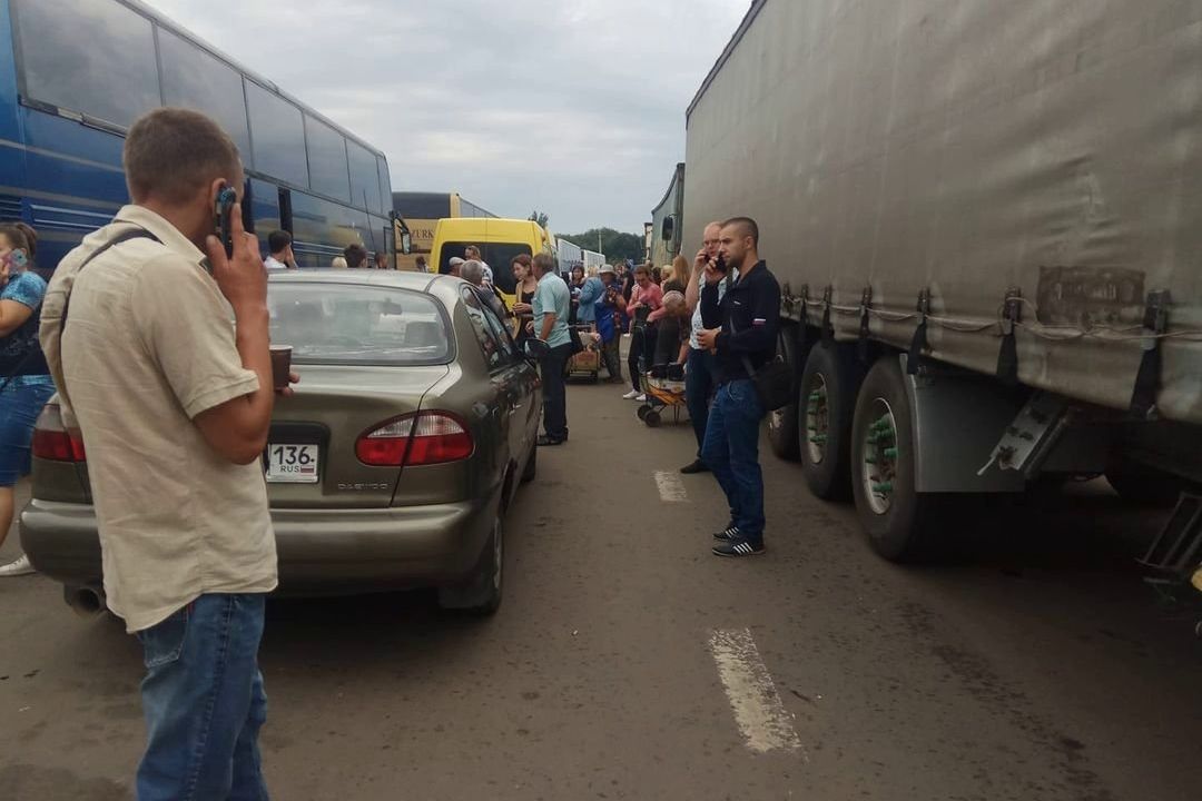 ​"Сутки на жаре", - на границе РФ с Донбассом многокилометровые очереди, Россия не впускает