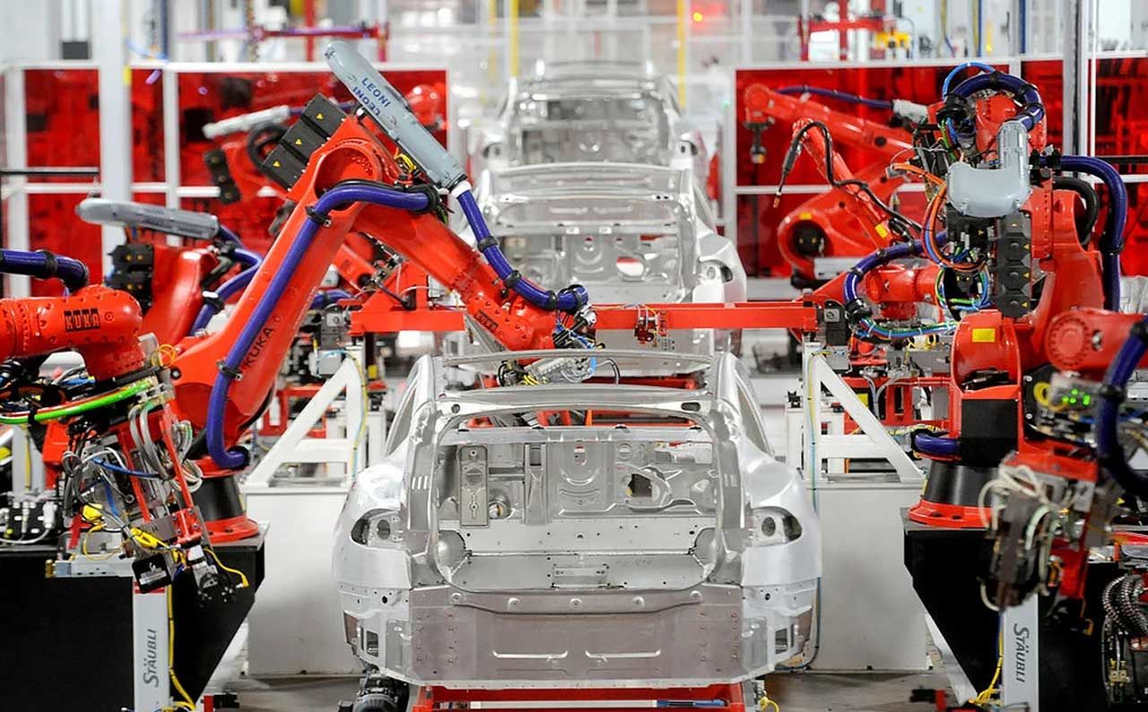 ​На заводе Tesla робот напал на человека: вонзил металлические когти в работника