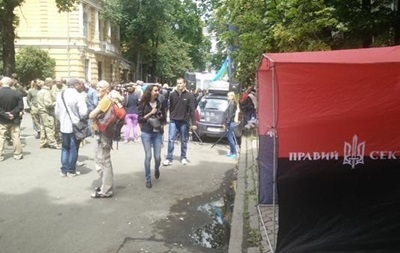 СМИ: около 100 активистов Правого сектора устанавливают палатки у Администрации Президента