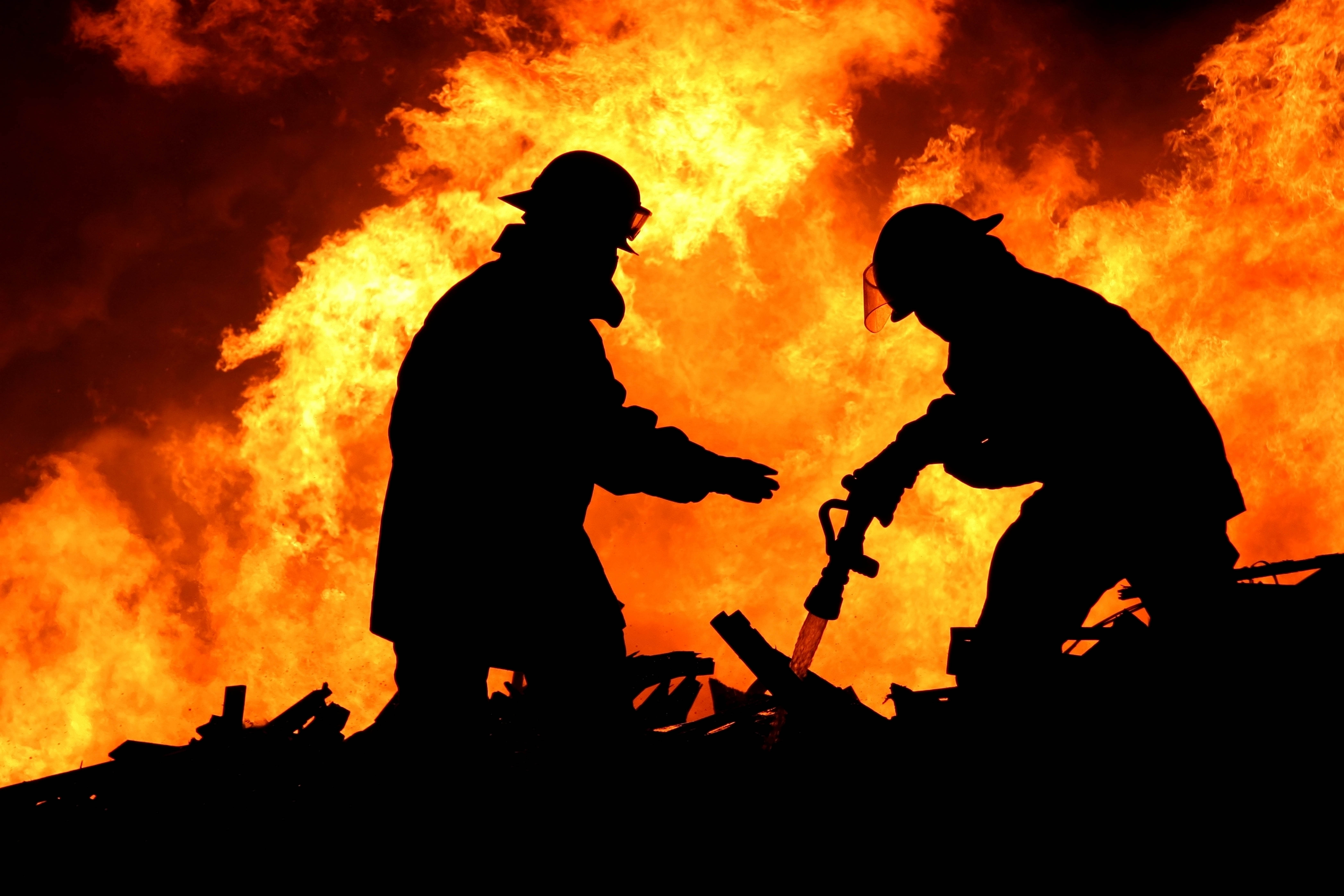 В Харькове сгорело частное деревообрабатывающее предприятие