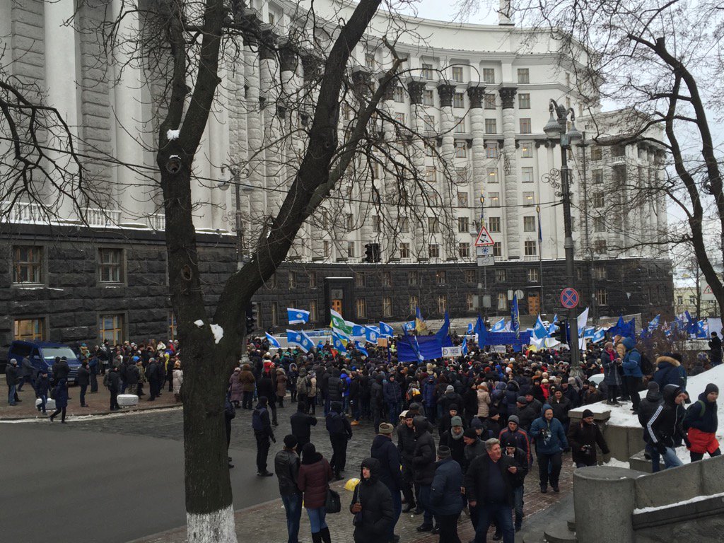 ​Многотысячный митинг перекрыл центр Киева: активисты штурмуют Кабинет министров