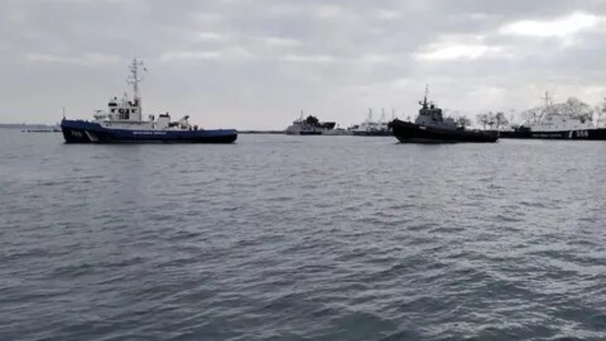 Российские боевые корабли взяли в кольцо украинские буксиры: что происходит
