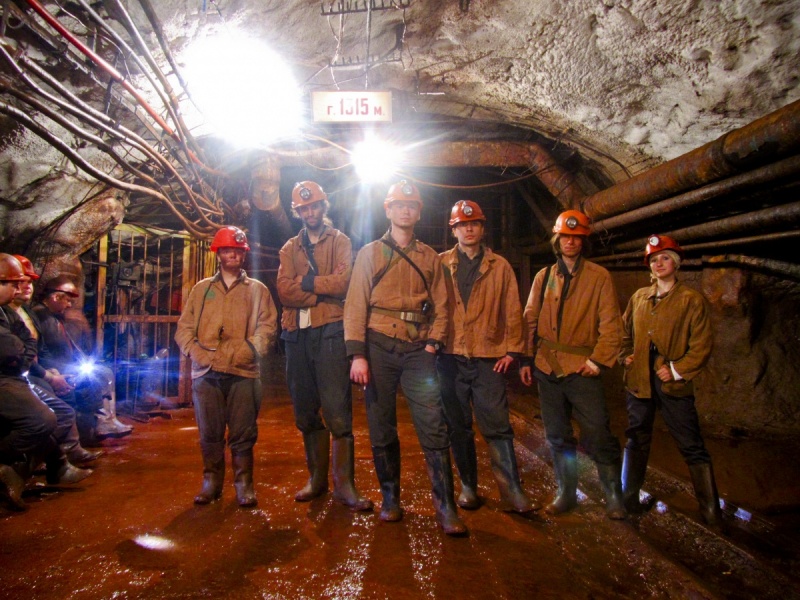 Майдан в Кривом Роге: жены и дети шахтеров заблокировали ж/д пути, сотни горняков больше суток без еды и воды находятся под землей