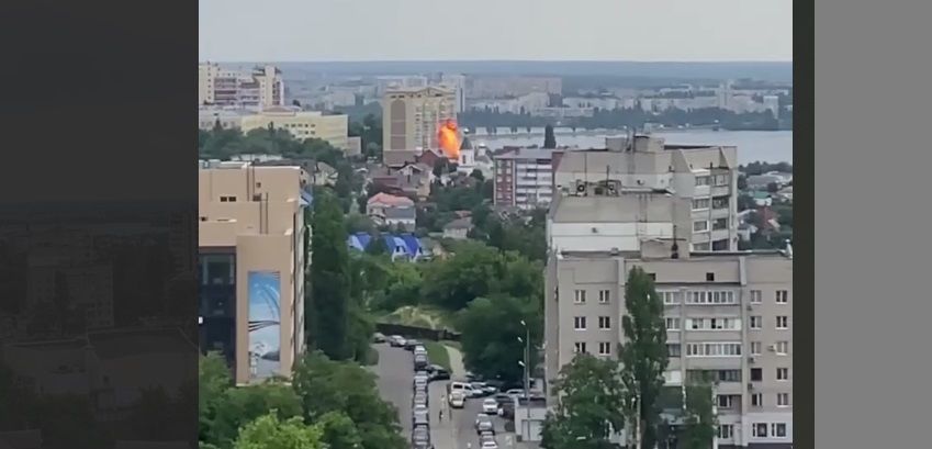 По дому в Воронеже ударил дрон, подобный российско-иранскому "Герань-2": момент попал на камеры