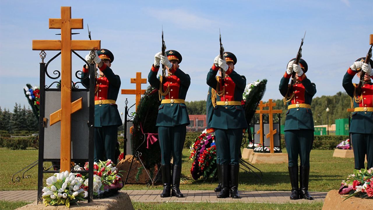 Потери немыслимых масштабов в Украине: на главном военном кладбище РФ заканчиваются места для захоронений