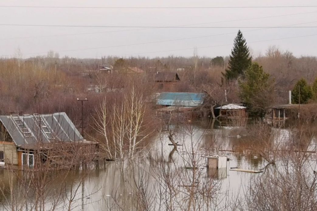 ​Орск и Оренбург уходят под воду из-за прорыва дамбы, власти призывают людей бежать: "Уезжайте быстрее!"