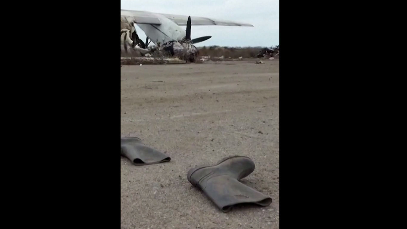 ​Сухпайки, гильзы и сапоги: СМИ выложили кадры с аэродрома в Чернобаевке