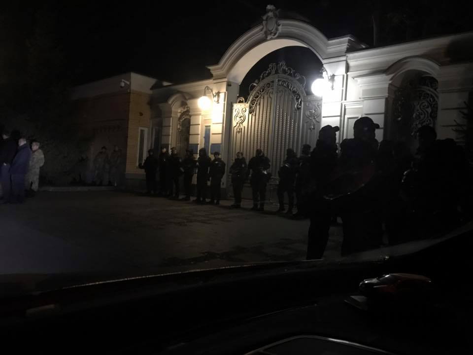 Активисты добрались до частной резиденции Порошенко - у здания выставлен усиленный конвой: кадры