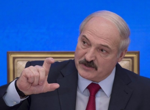 Лукашенко прибыл в Москву отпраздновать День Победы, наколов георгиевскую ленту
